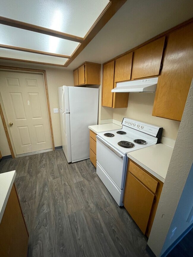 Building Photo - 00720-1096/1098 W. Regis St.