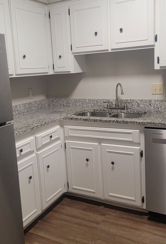 Building Photo - Adorable UPDATED 2-Bedroom, 2-Bathroom Tow...