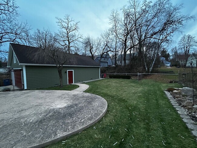 Building Photo - 2 Bedroom Townhome Overlooking West Park