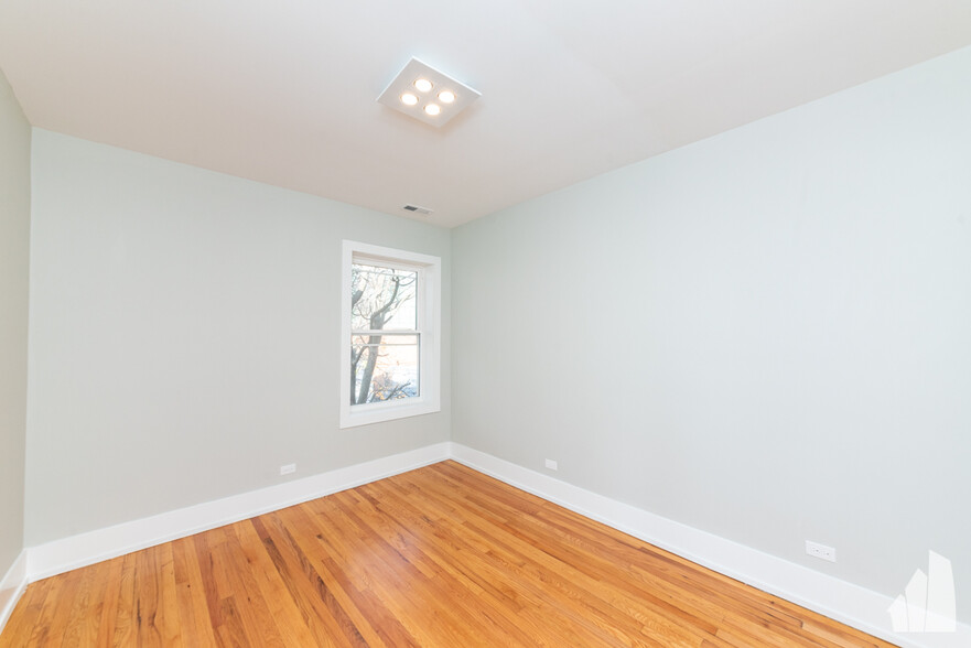 Building Photo - 1122 W Addison St