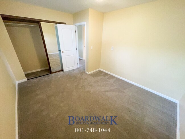 Building Photo - 2827 E Bridgewater Dr