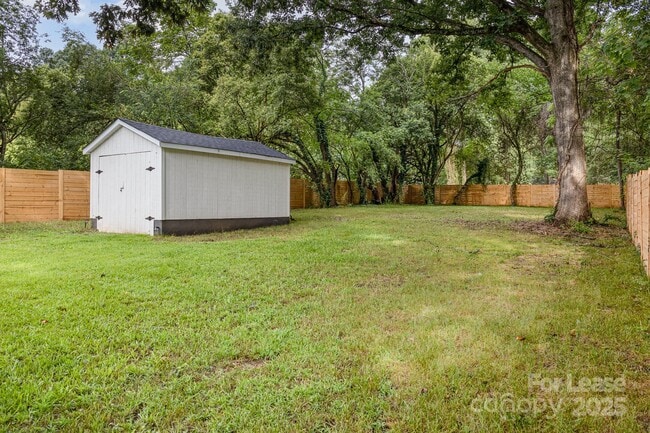 Building Photo - 2905 Dogwood Ave