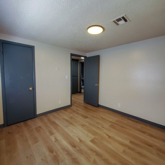 Building Photo - 642 N Beard Ave