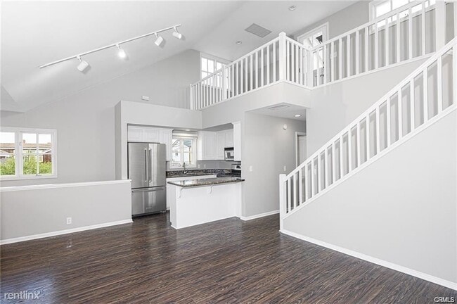 Building Photo - 2 br, 1.5 bath Condo - 416 .5 Acacia Avenue