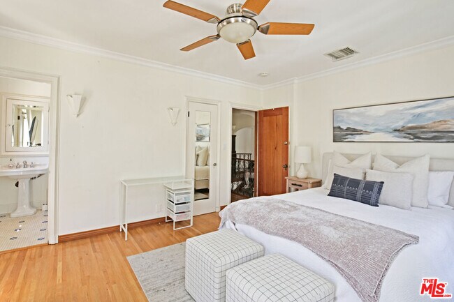 Building Photo - 6538 Cahuenga Terrace