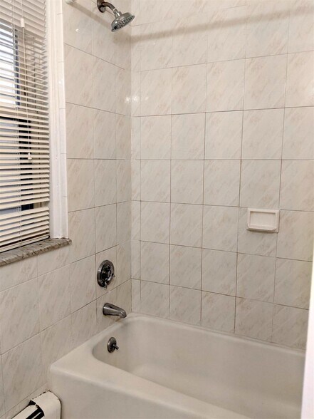 Building Photo - 83 Yorktown St