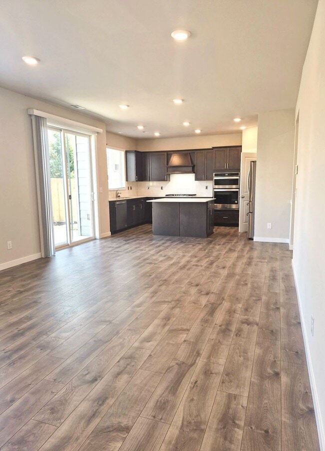 Building Photo - Beautiful 5BD/3BA home located in Rainer Ridge