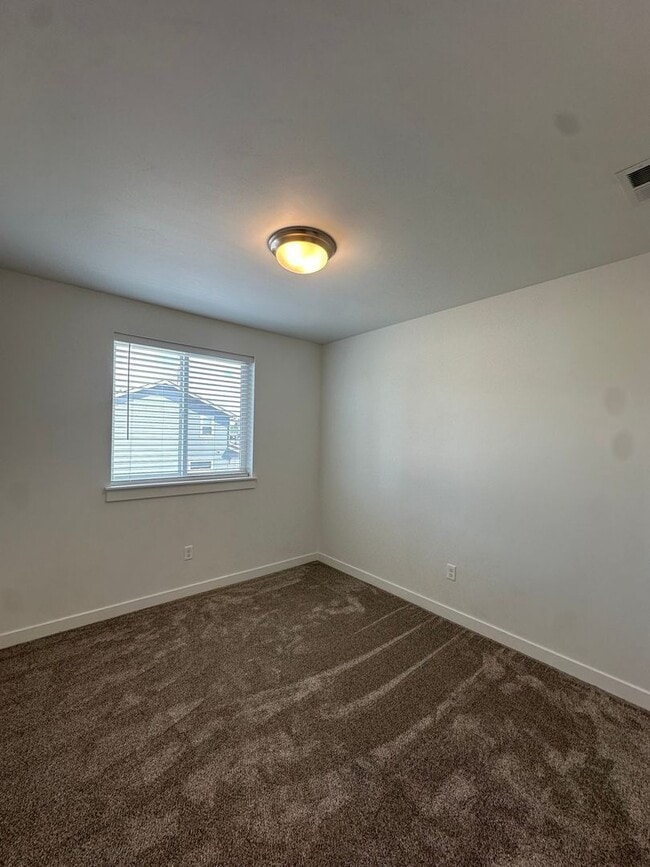 Building Photo - Gorgeous newer townhome in SE Bend!