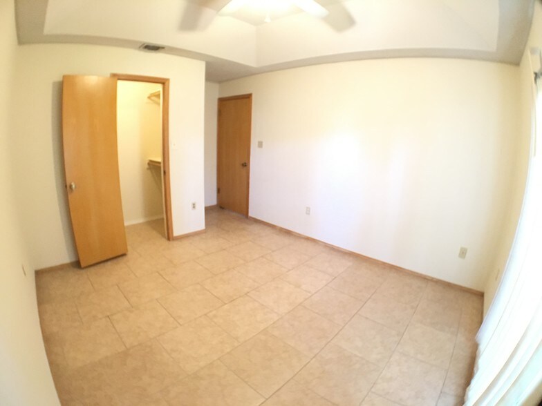 Building Photo - 3809 N 1st Ln W