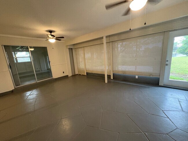 Building Photo - 210 Delido Ct
