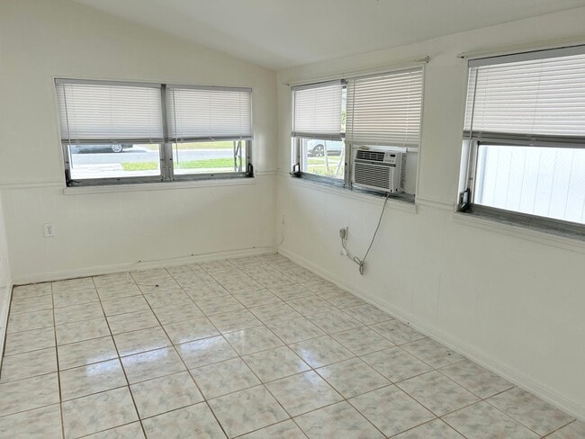 Building Photo - 2 bed 1 Bath House in Ideal Location in St Pete