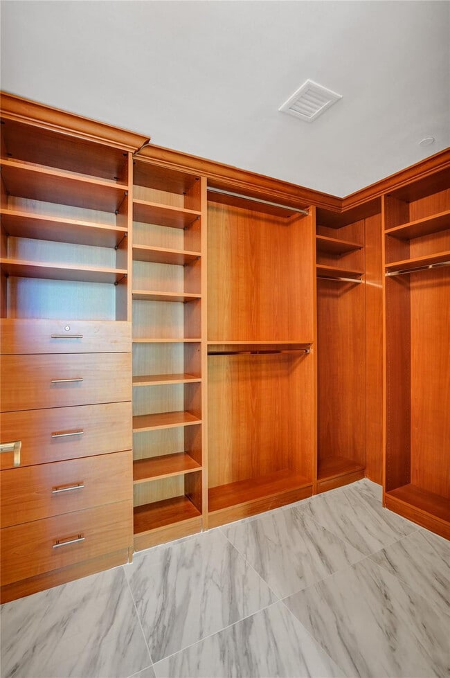 Building Photo - 101 S Fort Lauderdale Beach Blvd