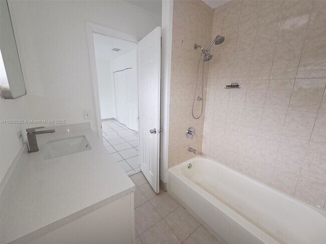 Building Photo - 3913 NW 76th Terrace