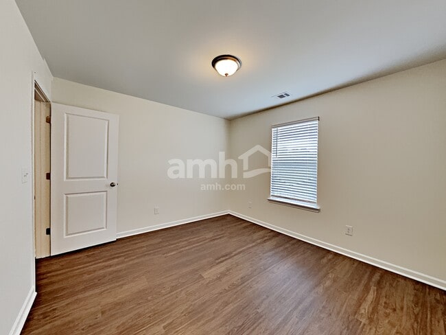 Building Photo - 318 Camp dr