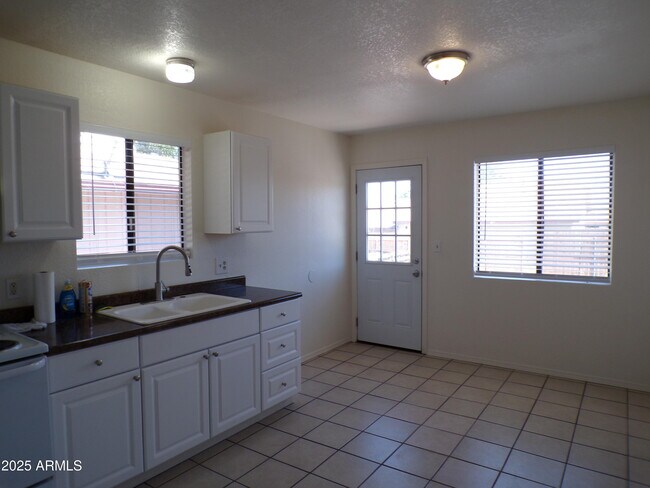 Building Photo - 2591 S Mountain View Dr