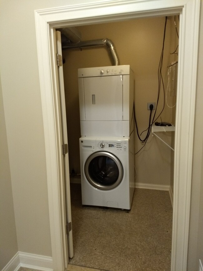 Laundry/utility room - 705 E Stewart St