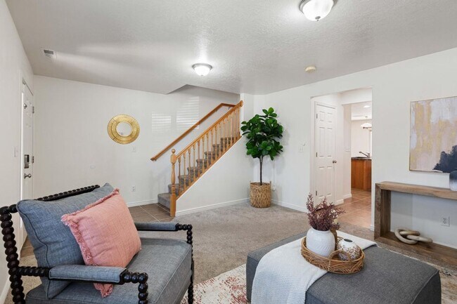 Building Photo - Beautiful 3 Bedroom Townhome In Hidden Valley Heights