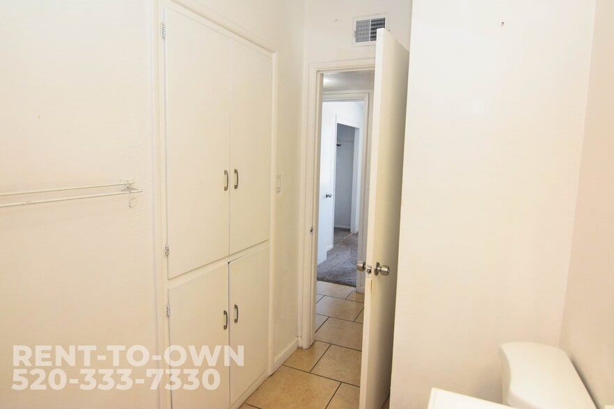 Building Photo - 941 S Baylor Dr