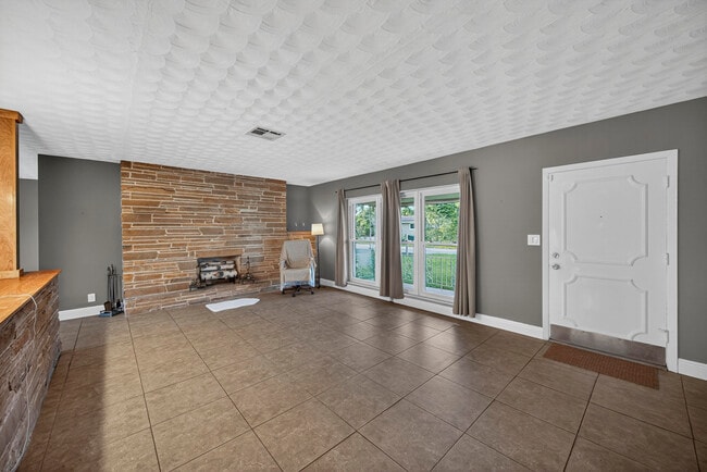 Building Photo - 2750 SE 3rd St