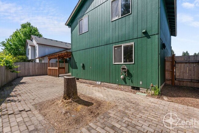 Building Photo - 8213 NE 38th Ct