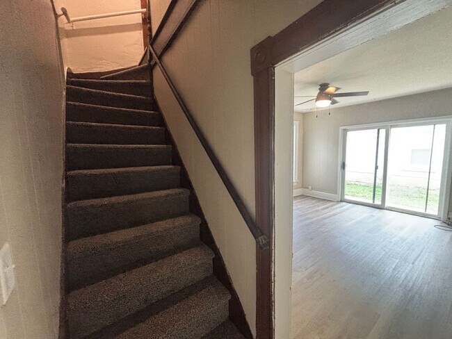 Building Photo - Spacious 2 Bedroom w/ Private Patio