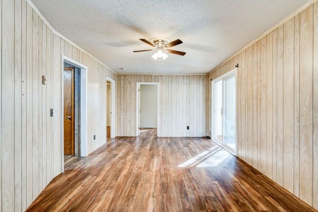 Building Photo - Colfax - Charming house with new flooring,...