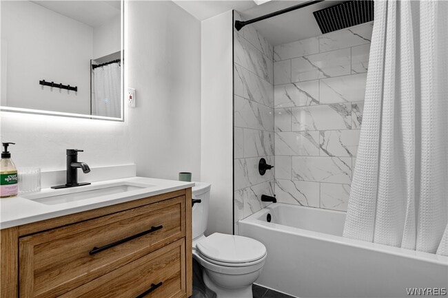 Building Photo - 641 Forest