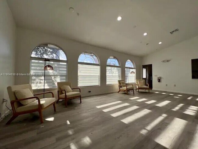 Building Photo - 1020 N Riverside Dr