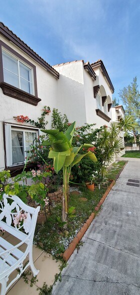 Building Photo - 1180 NW 125th Path