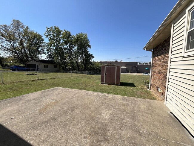 Building Photo - 3/2 One Level Home w/ Spacious, Level Lot!