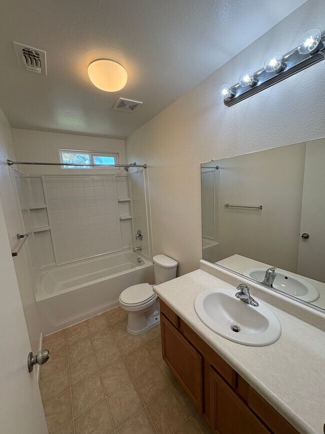 Building Photo - Beautiful home Ready to move in.