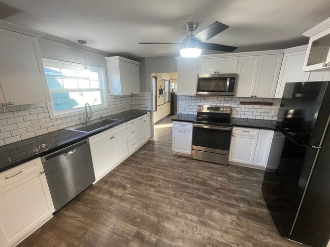 Building Photo - Large 2 Bedroom with Basement!