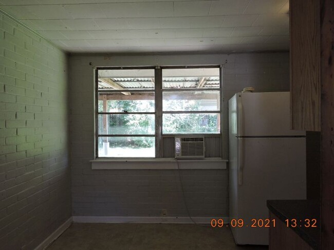 Building Photo - Great Location in MidCity - 3BR/1BA House ...