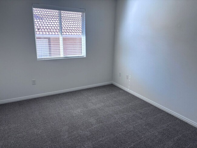 Building Photo - 3 bed / 2.5 bath / 1 car garage townhome