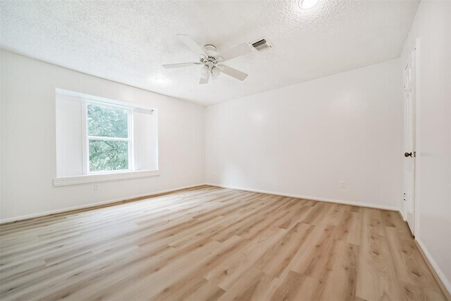 Building Photo - 15738 Fleetwood Oaks Dr