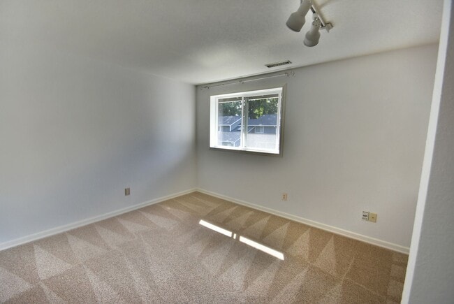 Building Photo - 2Bd/1.5Ba Kirkland Condo
