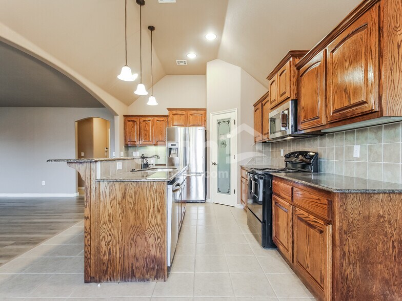 Building Photo - 1628 East Edgewater St S