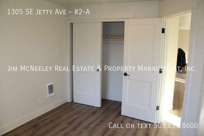 Building Photo - Upper level 2 bed/ 1 bath w/ 1 Assigned Pa...