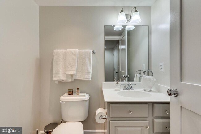 Building Photo - 820 W Glebe Rd