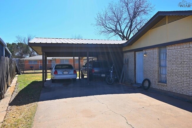Building Photo - 1901 Wenonah Ave