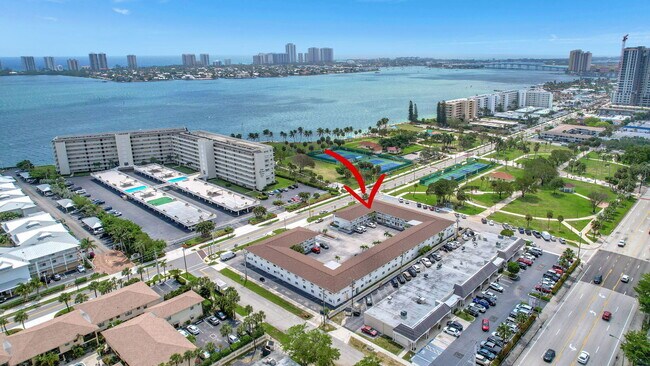Building Photo - 810 Lake Shore Dr