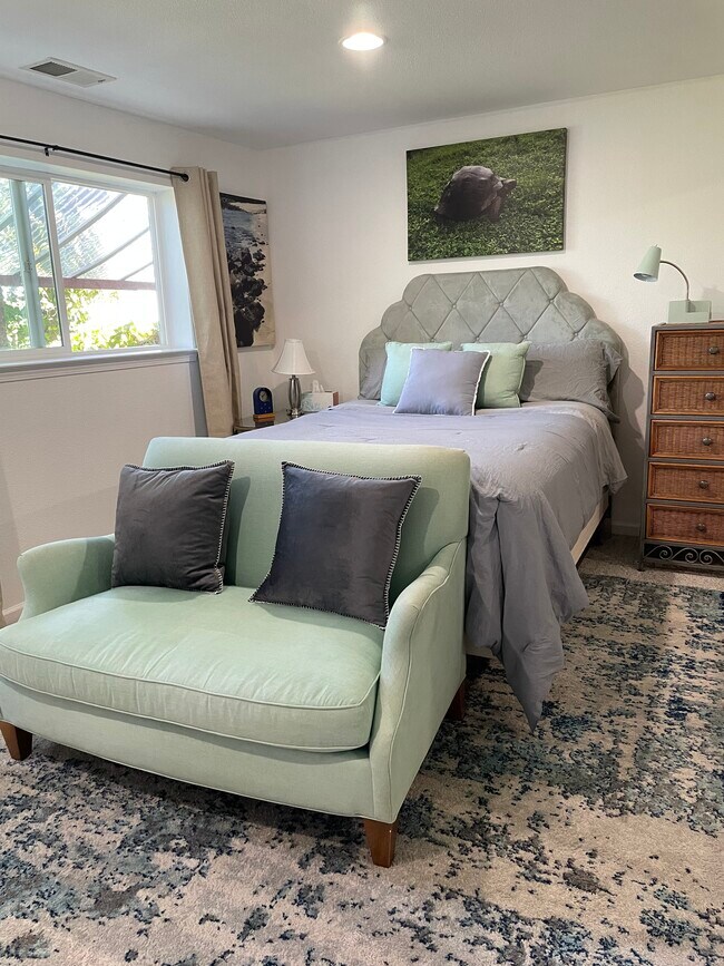 BR#2 Queen bed, w/ large window - 27 Graceland Dr