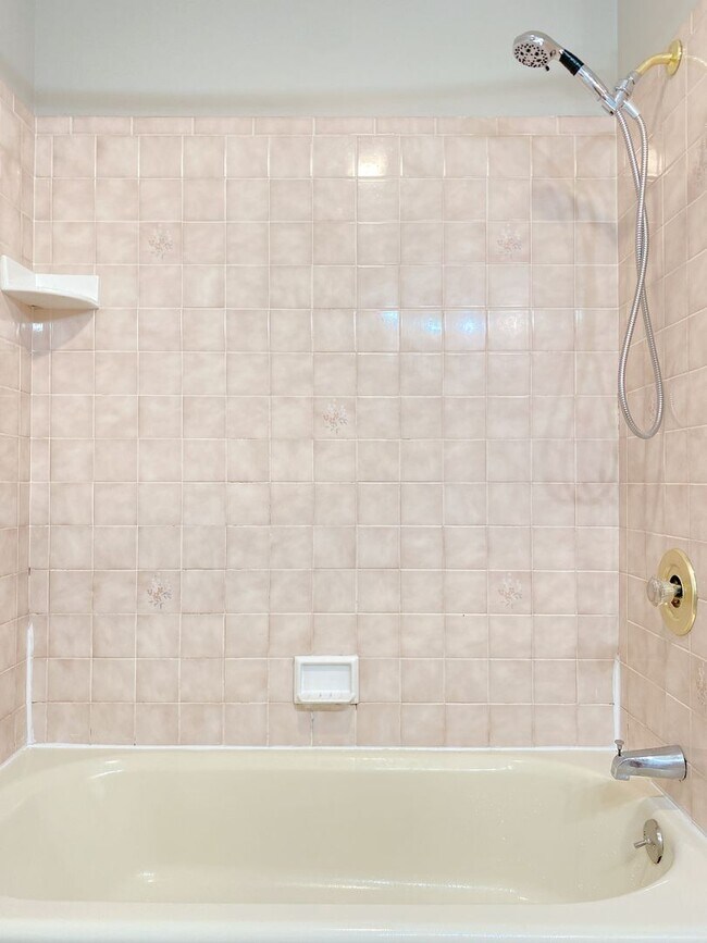 Building Photo - Beautiful 3 bed 1 bath house, over sized driveway, garage and fenced in back yard $1,795  [Move-i...