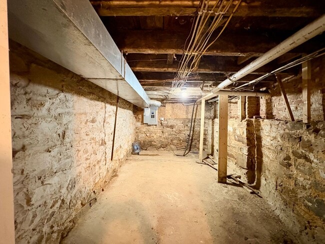 Building Photo - Charming 3-Bedroom Townhome with Classic C...