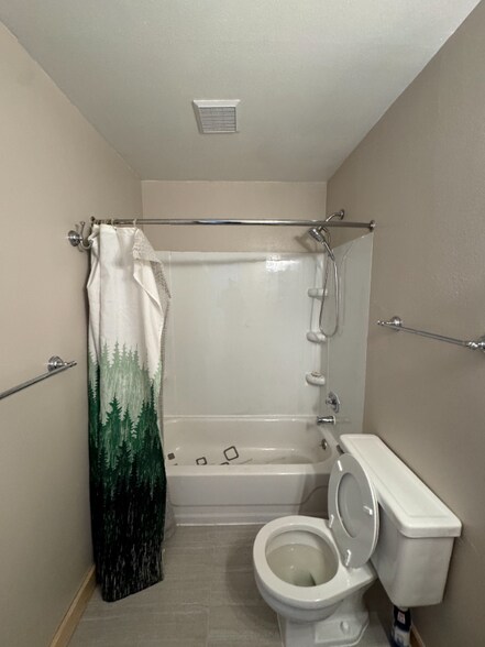 Building Photo - 3061 Lois Dr