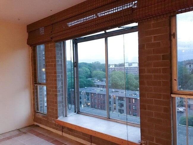 Building Photo - 33 Pond Ave