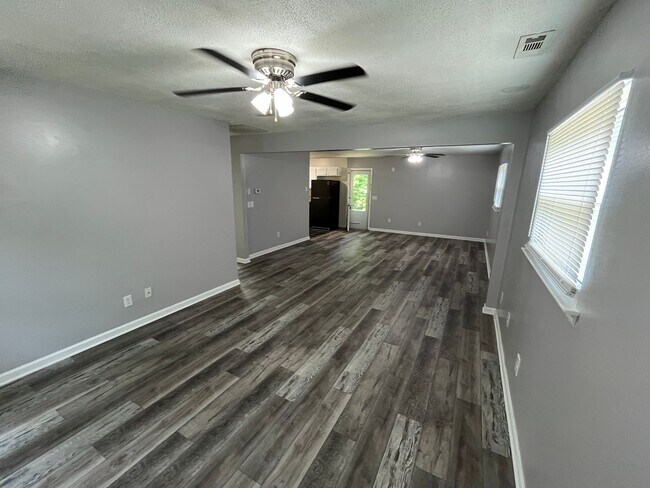Building Photo - Nice One-Level 3 Bedroom 1.5 Bath Home