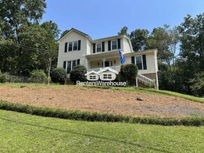 Building Photo - Beautifully maintained traditional 4-bedroom 2 and 12 bath home!