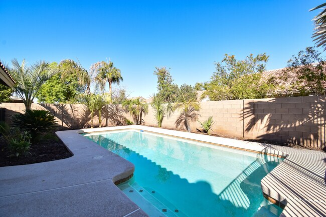 Building Photo - 8406 E Lorenzo Ln