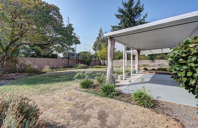 Building Photo - Welcome to this Beautifully Remodeled Ranc...